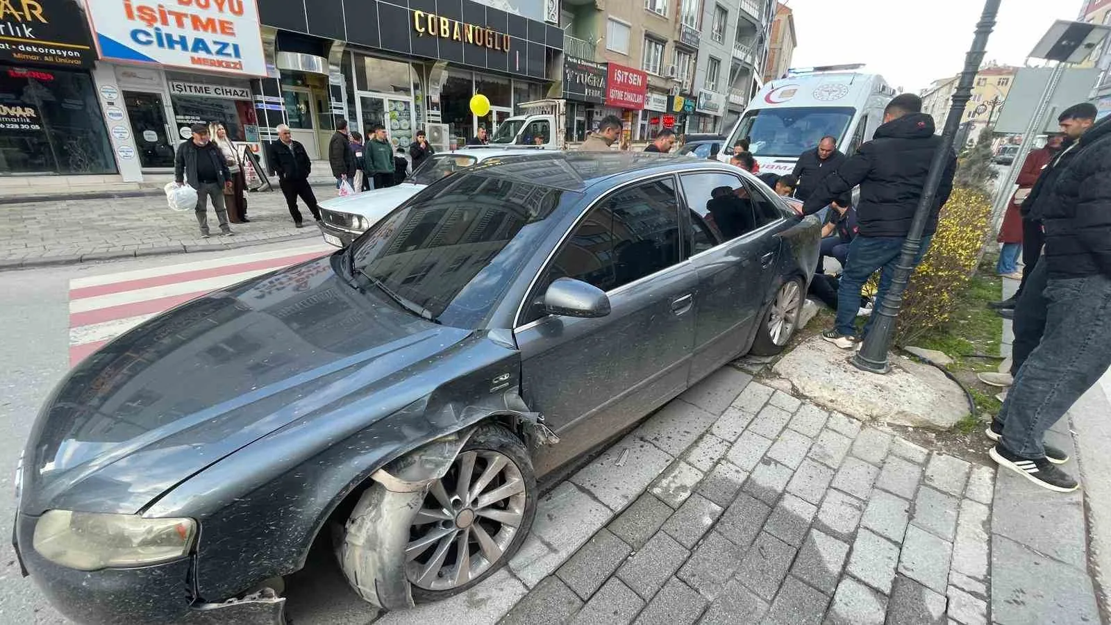 Karaman’da Otomobil Refüje Çarptı: 1 Kadın Yaralandı