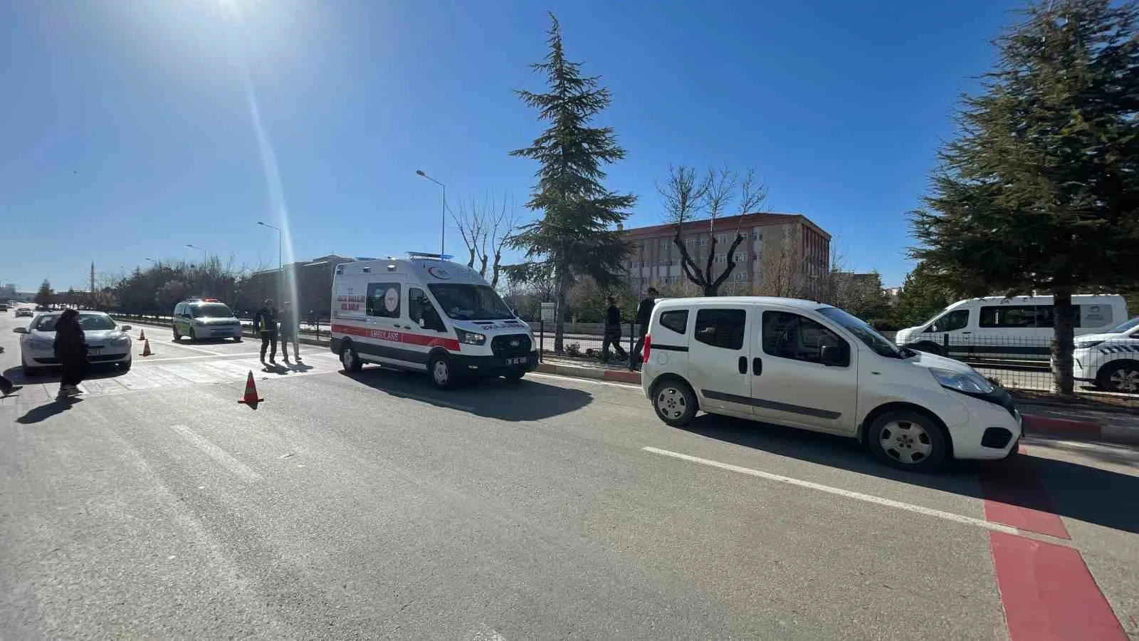 Karaman’da Yaya Geçidinde Kaza: Üniversite Öğrencisi Yaralandı