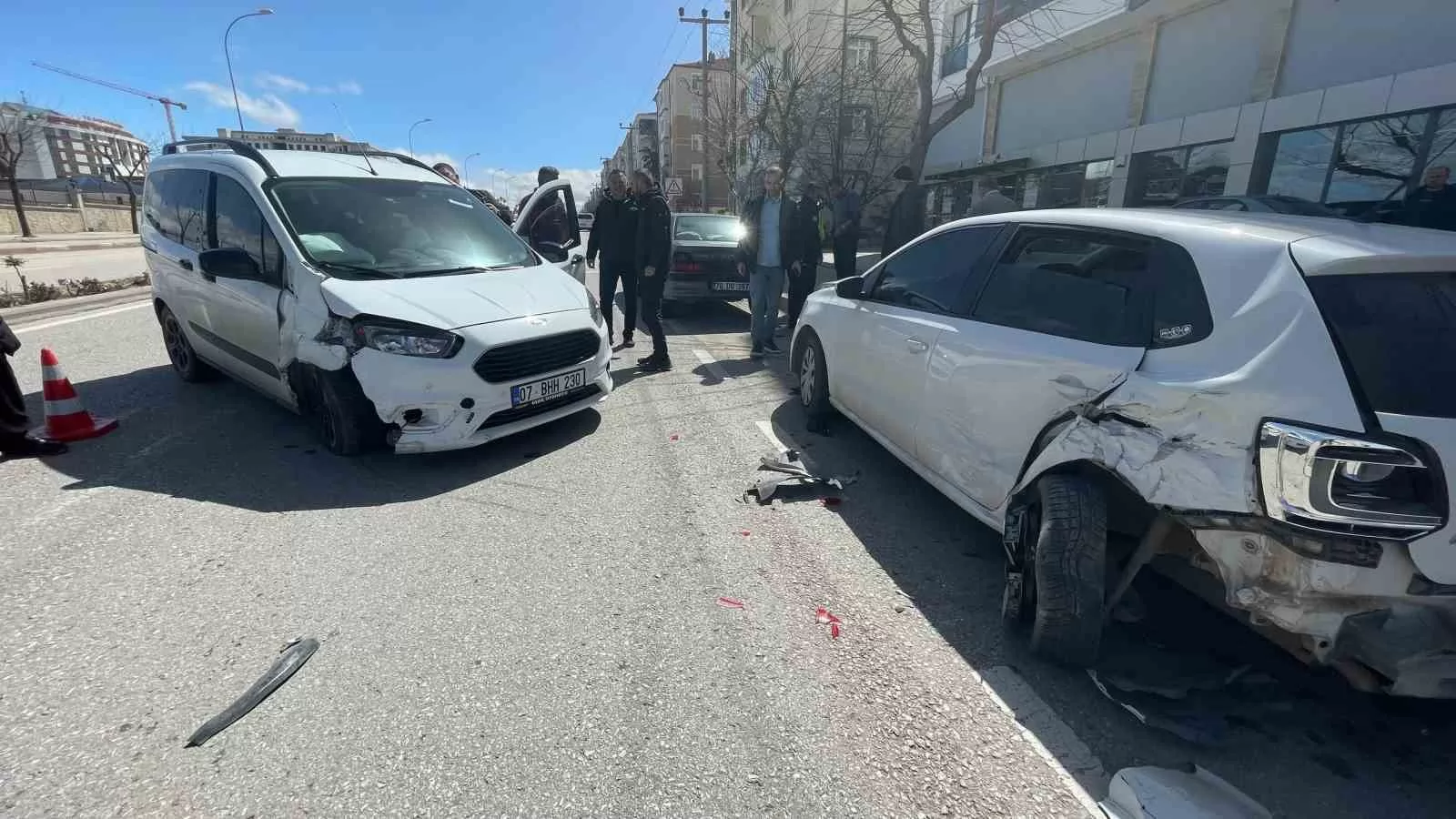 Karaman’da Zincirleme Kaza: Park Halindeki Araçlara Çarpan Sürücü 1 Kişiyi Yaraladı
