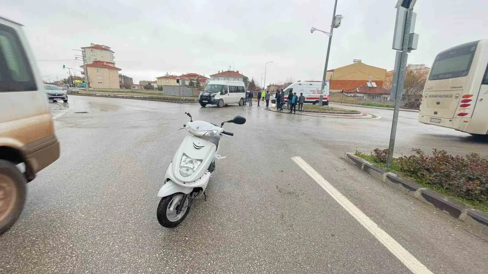 Karaman’da minibüsle çarpışan motosiklet sürücüsü yaralandı