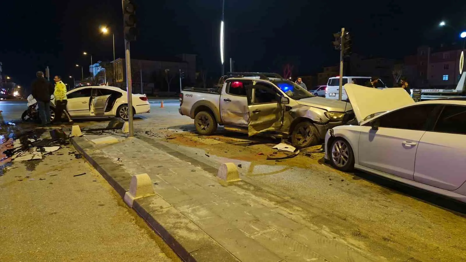 Karaman’da otomobil ile pikap çarpıştı: Ortalık savaş alanına döndü, 6 yaralı