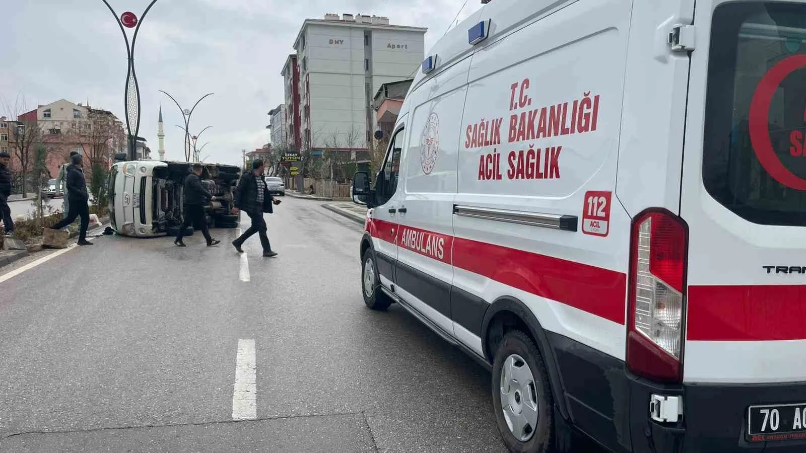 Karaman’da refüje çarpan kamyonet devrildi: 2 kişi yaralandı