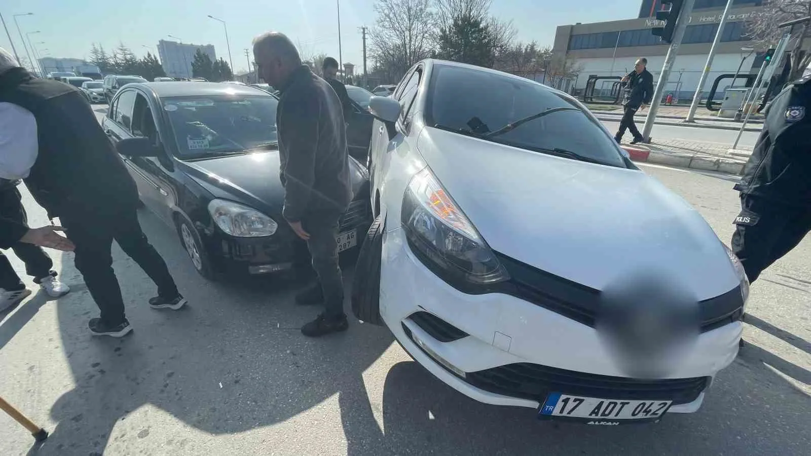 Karaman’da iki otomobil çarpıştı: Araçlardan biri diğerinin üzerine çıktı