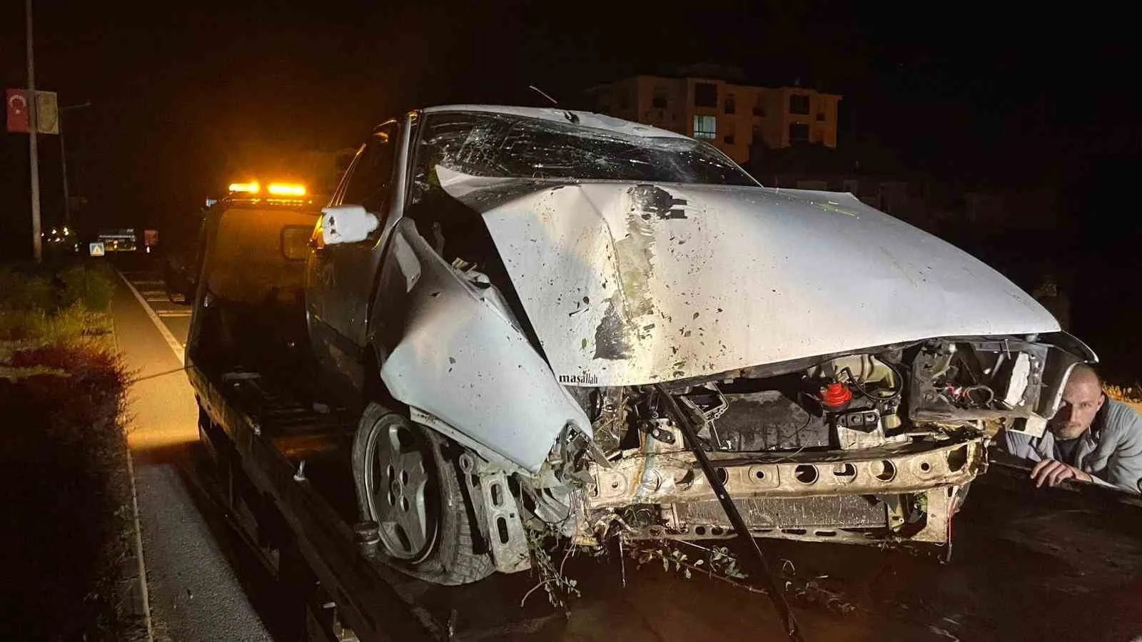 Karaman’da Gece Yarısı Kaza: Aydınlatma Direğini Deviren Sürücü Aracı Bırakıp Kaçtı