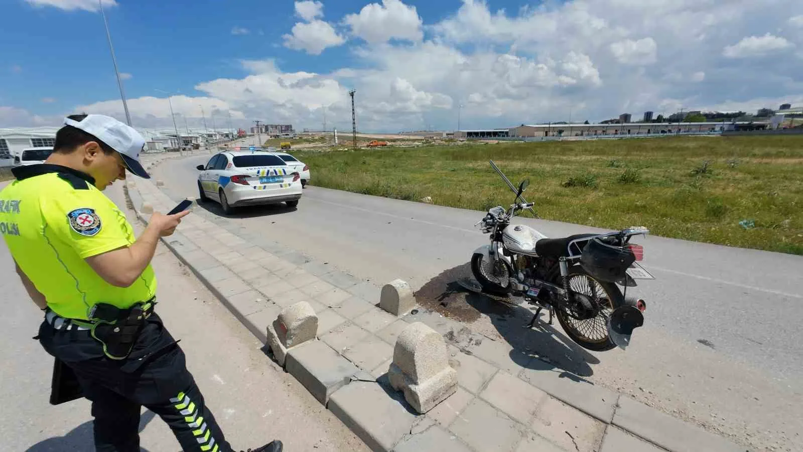 Karaman’da Motosiklet Kazası: Kontrolden Çıkıp Beton Dubaya Çarptı