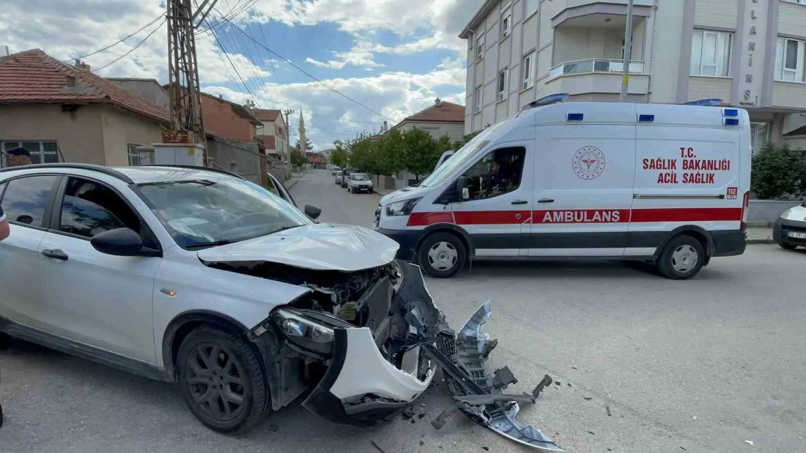 Karaman’da Kavşakta Çarpıştılar: Maddi Hasarlı Kaza Anı Kamerada