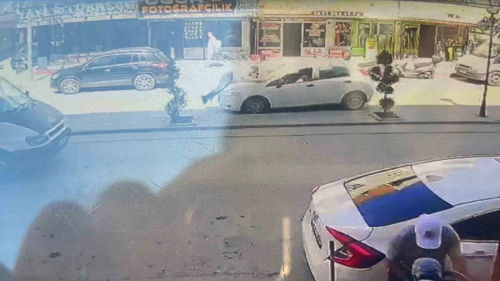 Karşıya Geçmek İsterken Otomobil Çarptı, O Anlar Kamerada