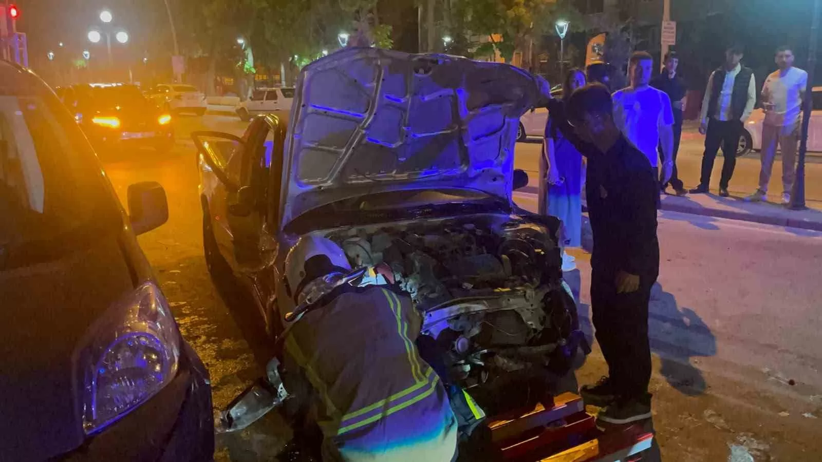 Karaman’da Kontrolden Çıkan Pikap Dehşet Saçtı: Karşı Şeride Geçip Park Halindeki Araçlara Çarptı