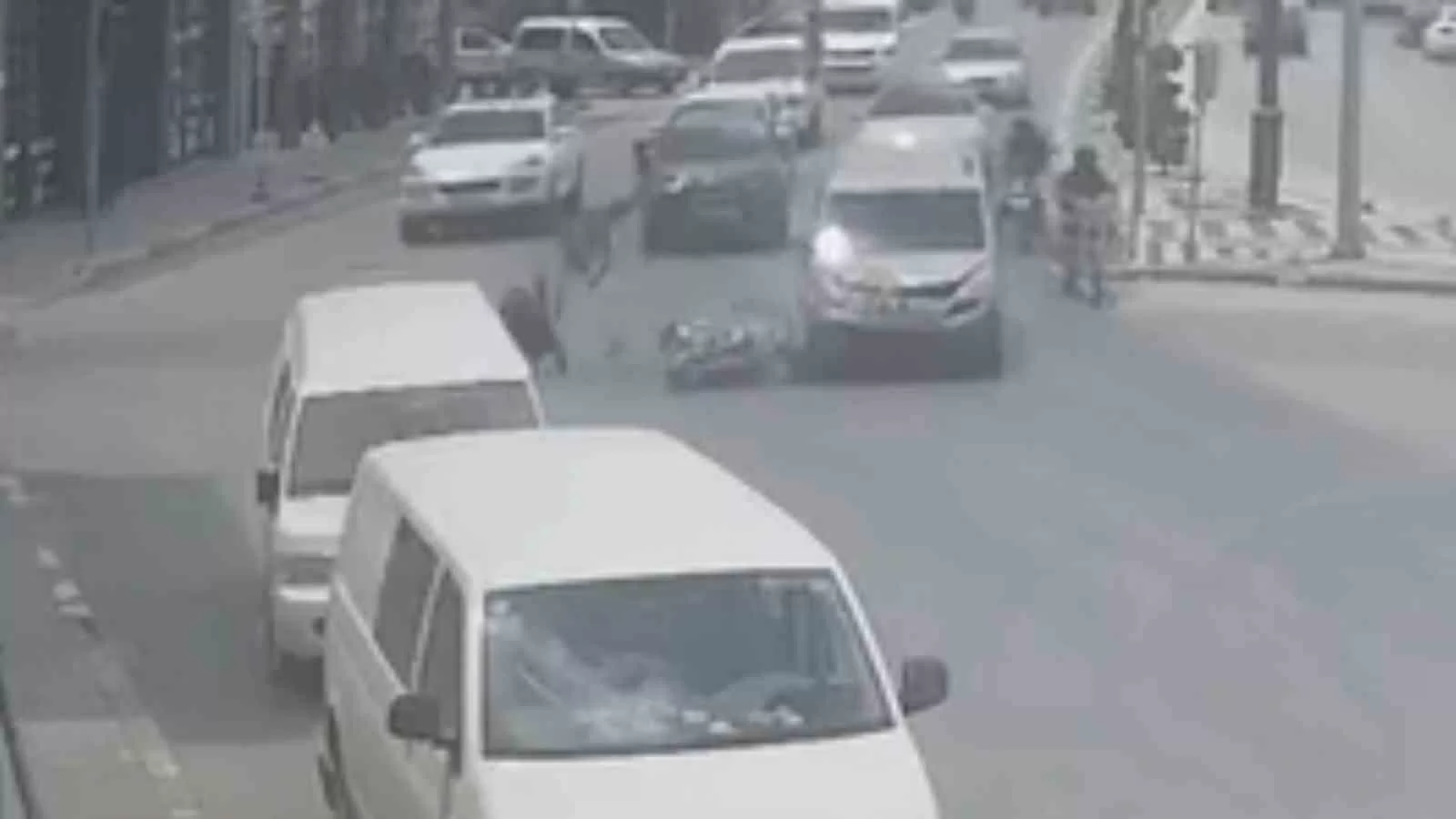 Karaman’da Kavşakta Feci Çarpışma: Motosiklettekiler Yola Savruldu, O Anlar Kamerada