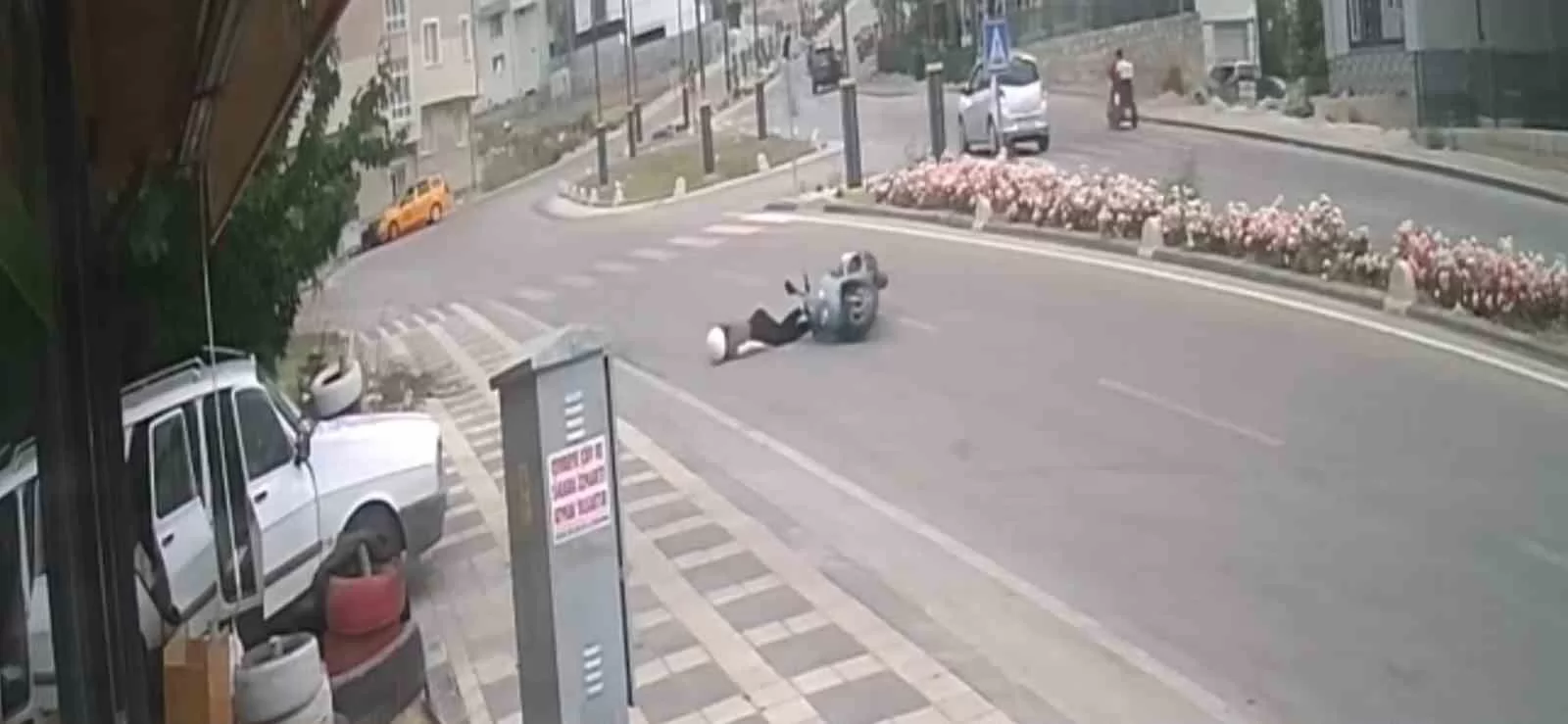 Karaman’da Korkutan Kaza: Kaldırıma Çarpan Motosiklet Devrildi