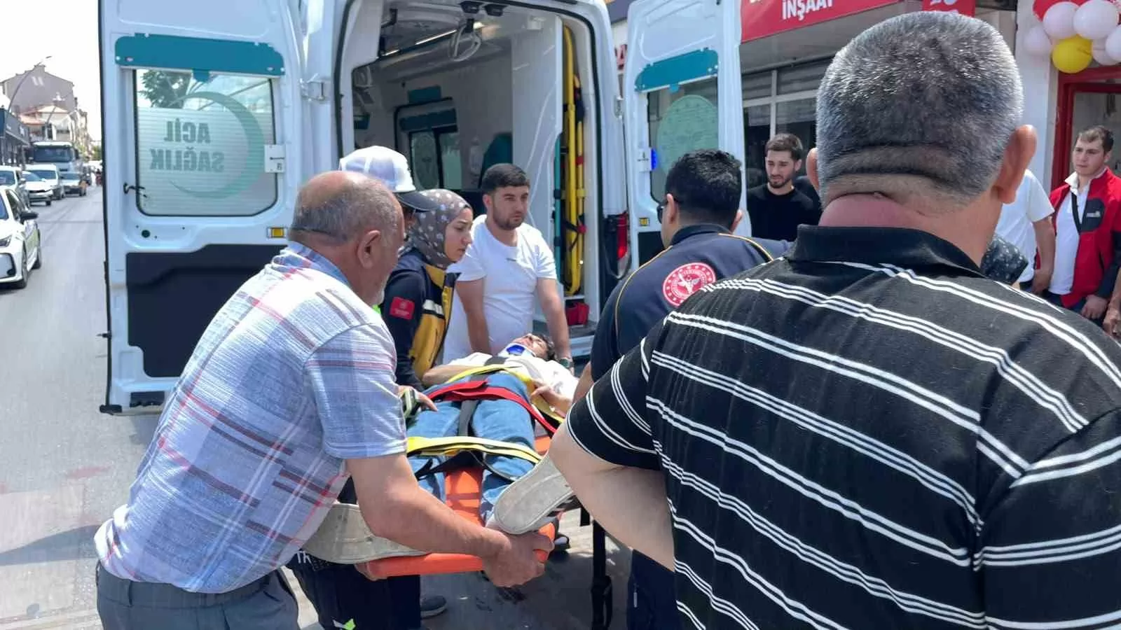 Otomobille Çarpışan Genç Motosikletçi Yola Savruldu