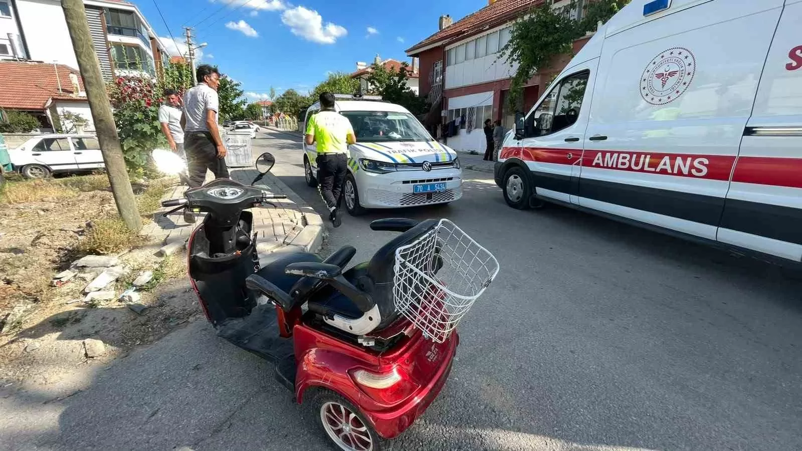 Karaman’da Kavşakta Kaza: Otomobille Çarpışan Üç Tekerlekli Bisiklet Devrildi, Anne-Kız Yaralandı