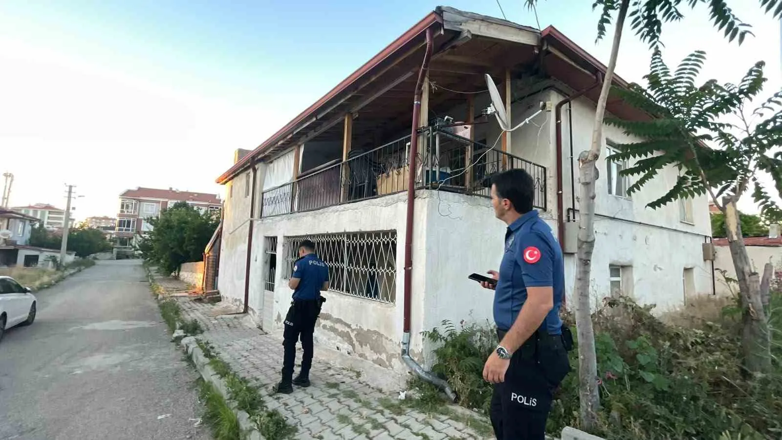 Karaman’da Korkutan Kaza: Balkondaki Kanepede Oynarken Düşen 3 Yaşındaki Küçük Kız Yaralandı!