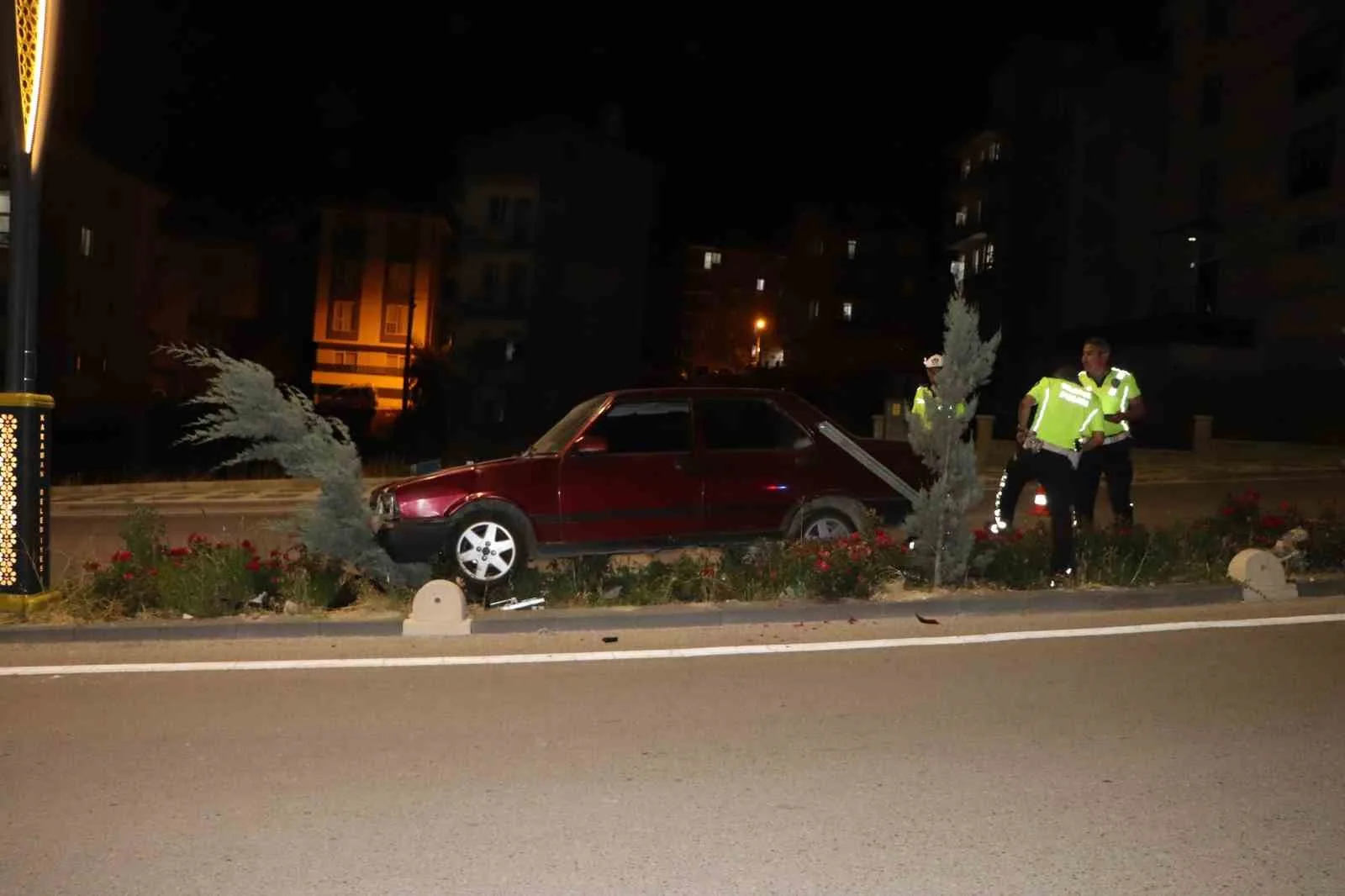Karaman’da Kontrolden Çıkan Otomobil Refüje Çıktı: Trafik Levhasını Devirerek Durabildi!