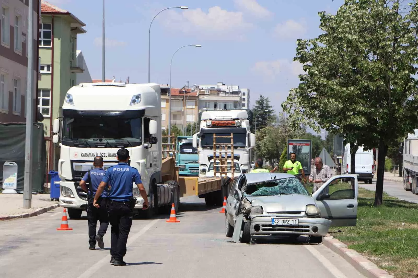 Karaman’da Feci Kaza: Otomobil Seyir Halindeki Tıra Arkadan Çarptı, 1'i Ağır 3 Yaralı!