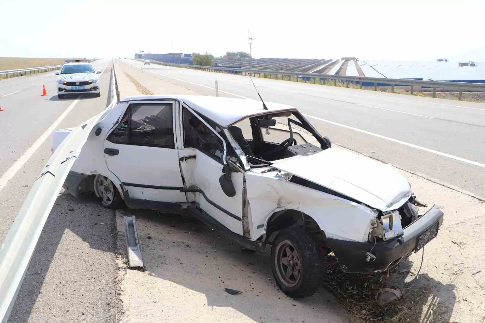Karaman’da Feci Kaza: Bariyerlere Çarpan Tofaş Otomobil İki Büklüm Oldu, Sürücü Yaralandı!