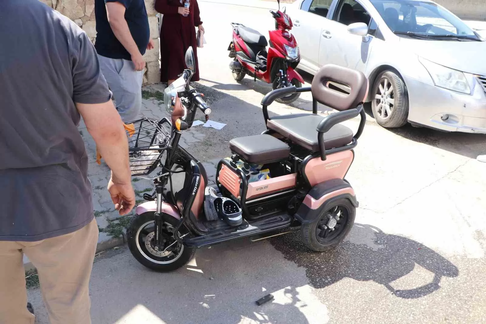 Karaman’da Kavşakta Korkutan Kaza: Otomobil ile Elektrikli Bisiklet Çarpıştı, 2 Çocuk Yaralandı!