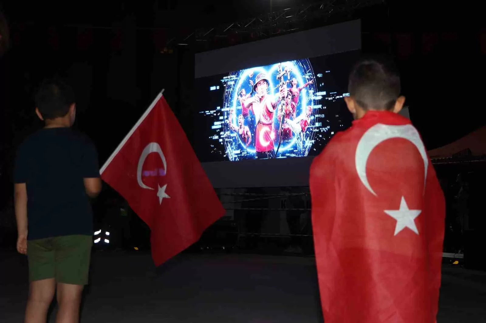 Karaman’da 15 Temuz Destanının 10. Yılında Dev Buluşma: Aktekke Meydanı Kırmızı-Beyaza Büründü!