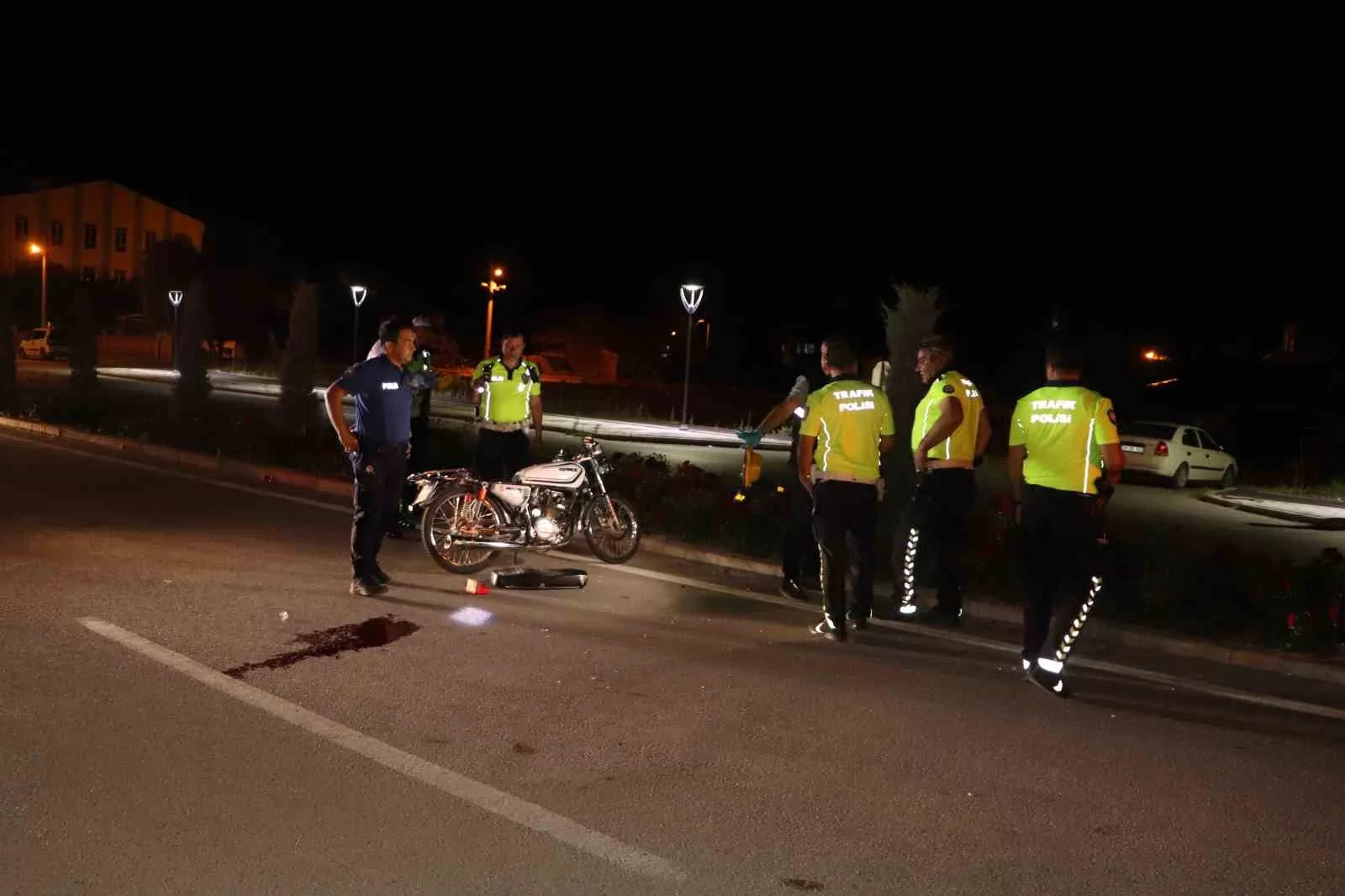 Karaman’da Feci Kaza Kamerada: Yavaşlayan Otomobile Çarpan Motosikletli Ölümden Döndü!