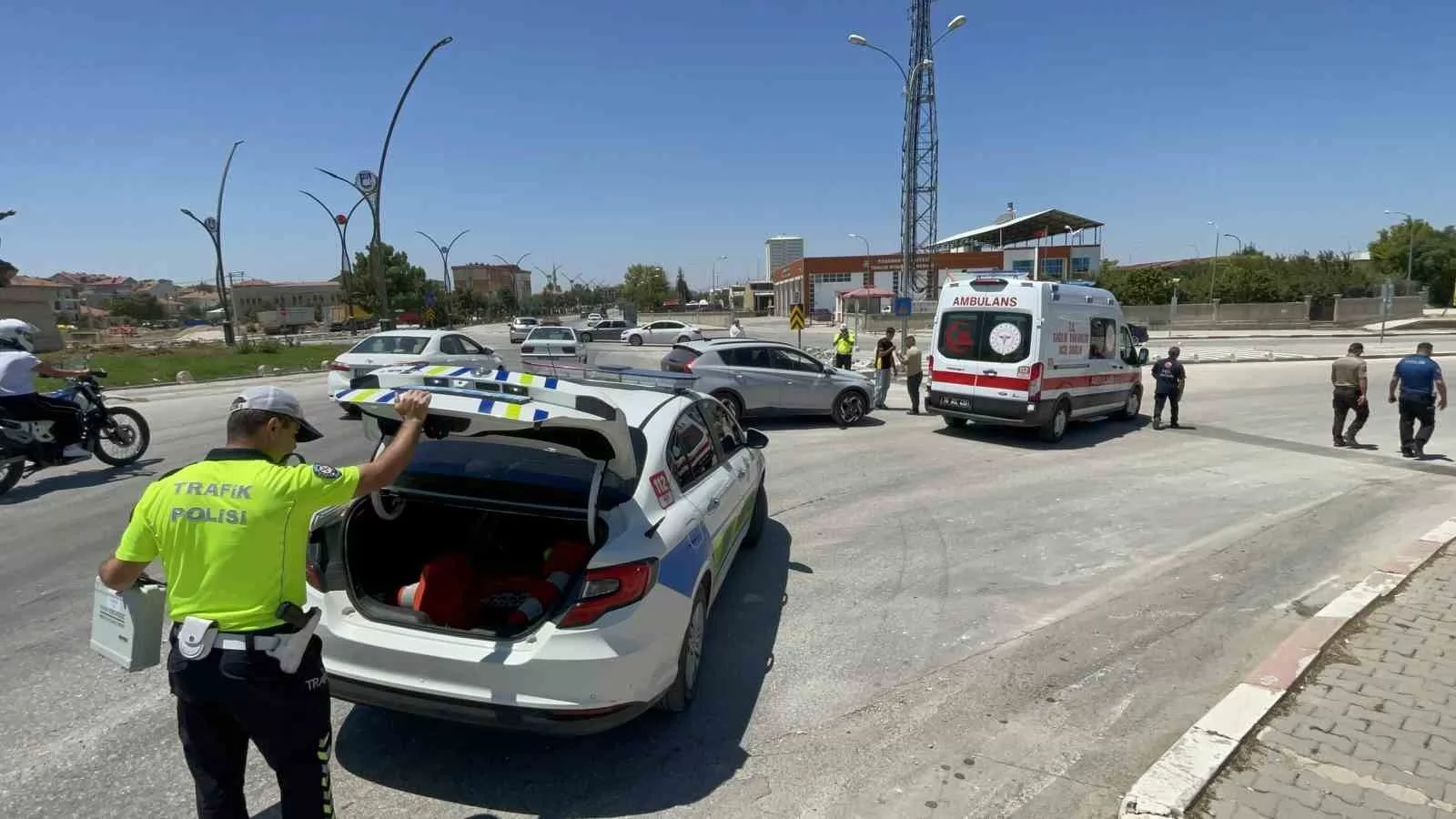Karaman’da Kavşakta Kaza: Otomobille Çarpışan Motokuryenin Kolu Kırıldı!