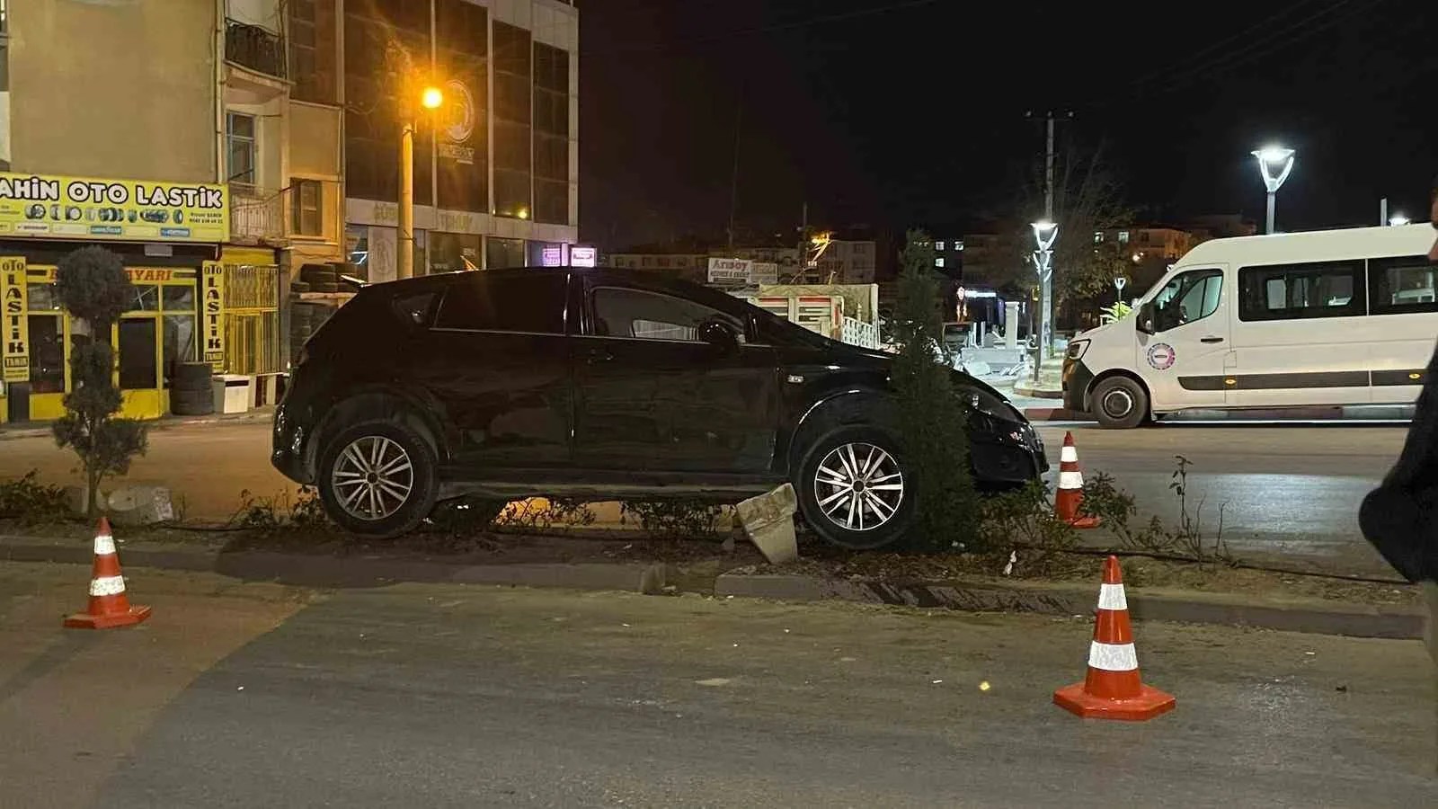 Karaman’da Kontrolden Çıkan Otomobil Refüje Çıktı