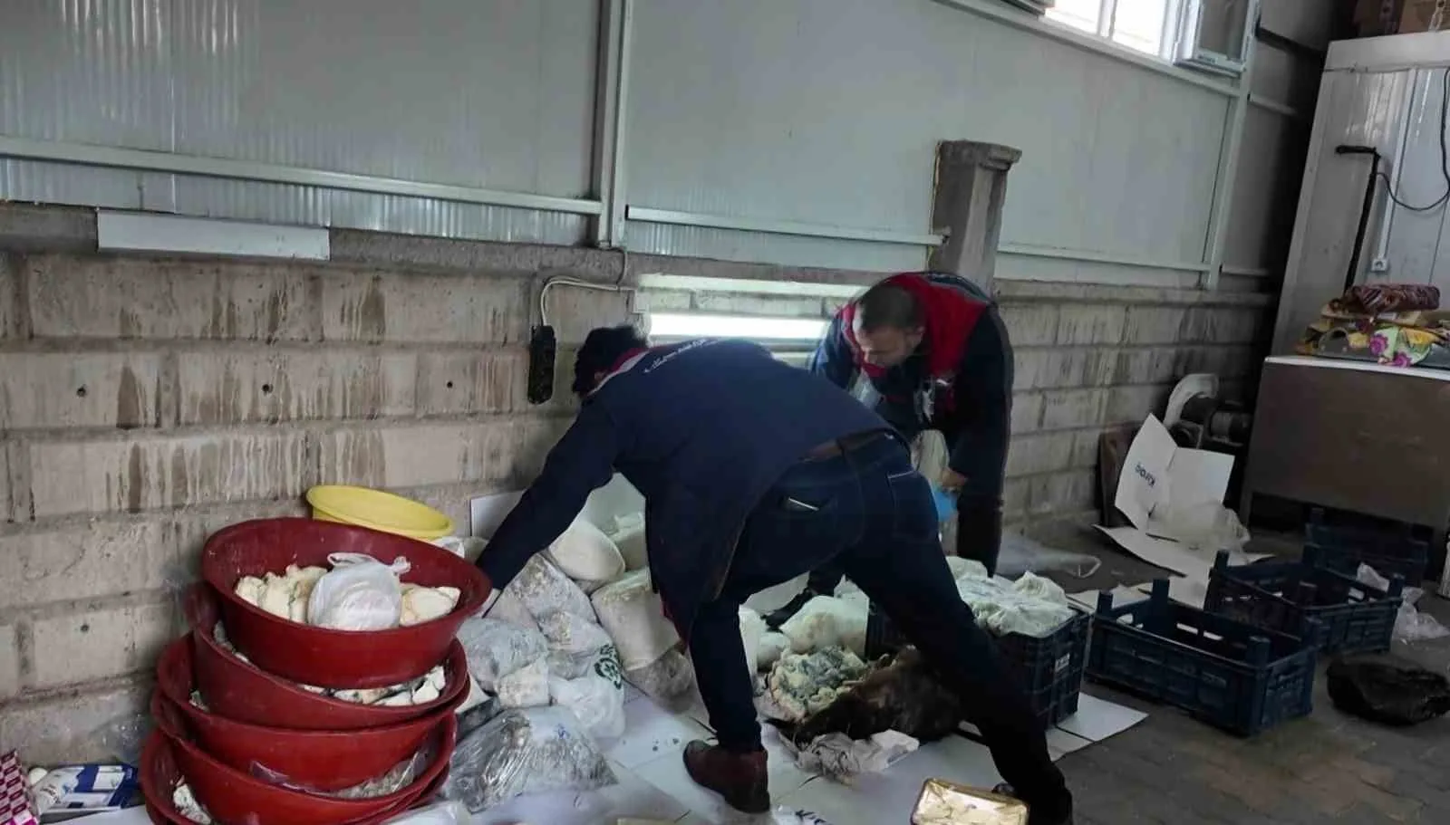 Karaman’da Bodrumda Depolanan 2 Tonun Üzerinde Peynir ve Tereyağı Ele Geçirildi