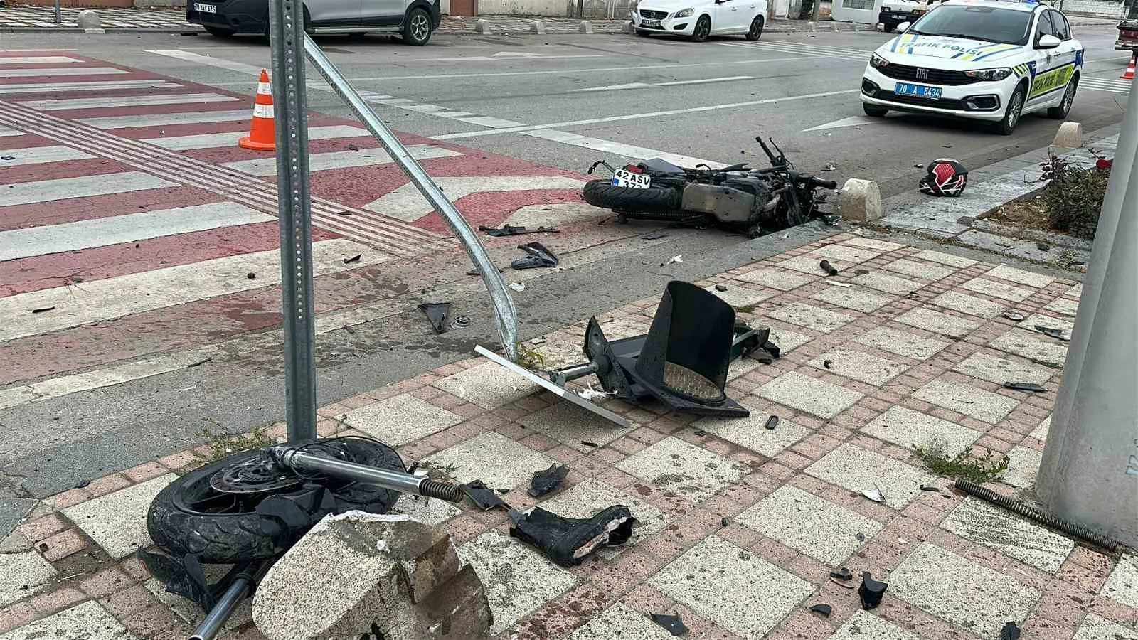 Karaman’da Servis Minibüsü ile Çarpışan Motosiklet Parçalandı: Genç Kadın Ağır Yaralı