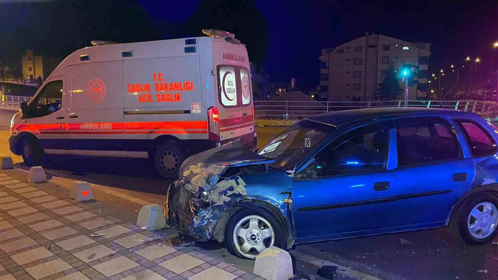 Karaman’da Kavşakta İki Otomobil Çarpıştı: 3 Yaralı