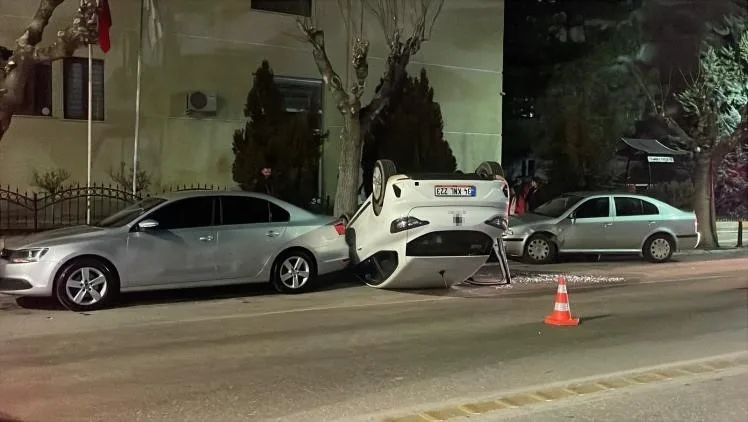 Karaman’da Park Halindeki Araçlara Çarpan Otomobil Ters Döndü