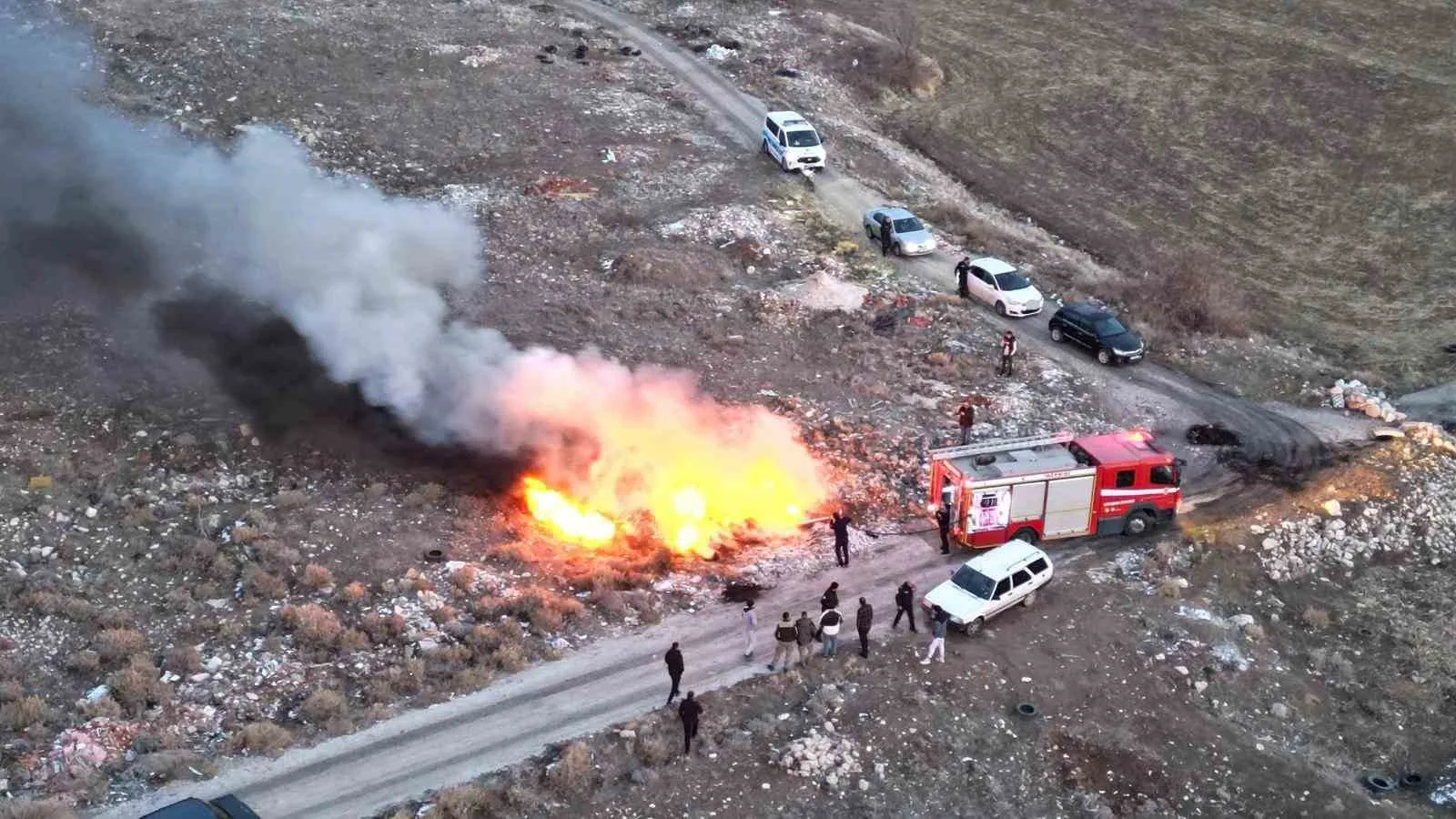 Karaman’da Boş Arazide Çıkan Yangın Korkuttu