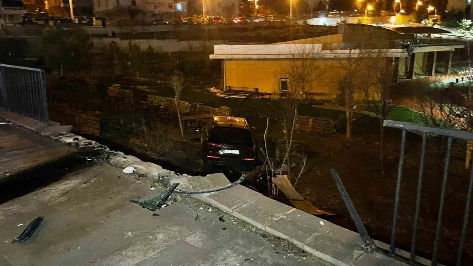 Karaman’da Cip 3 Metre Yükseklikten Kafenin Bahçesine Uçtu