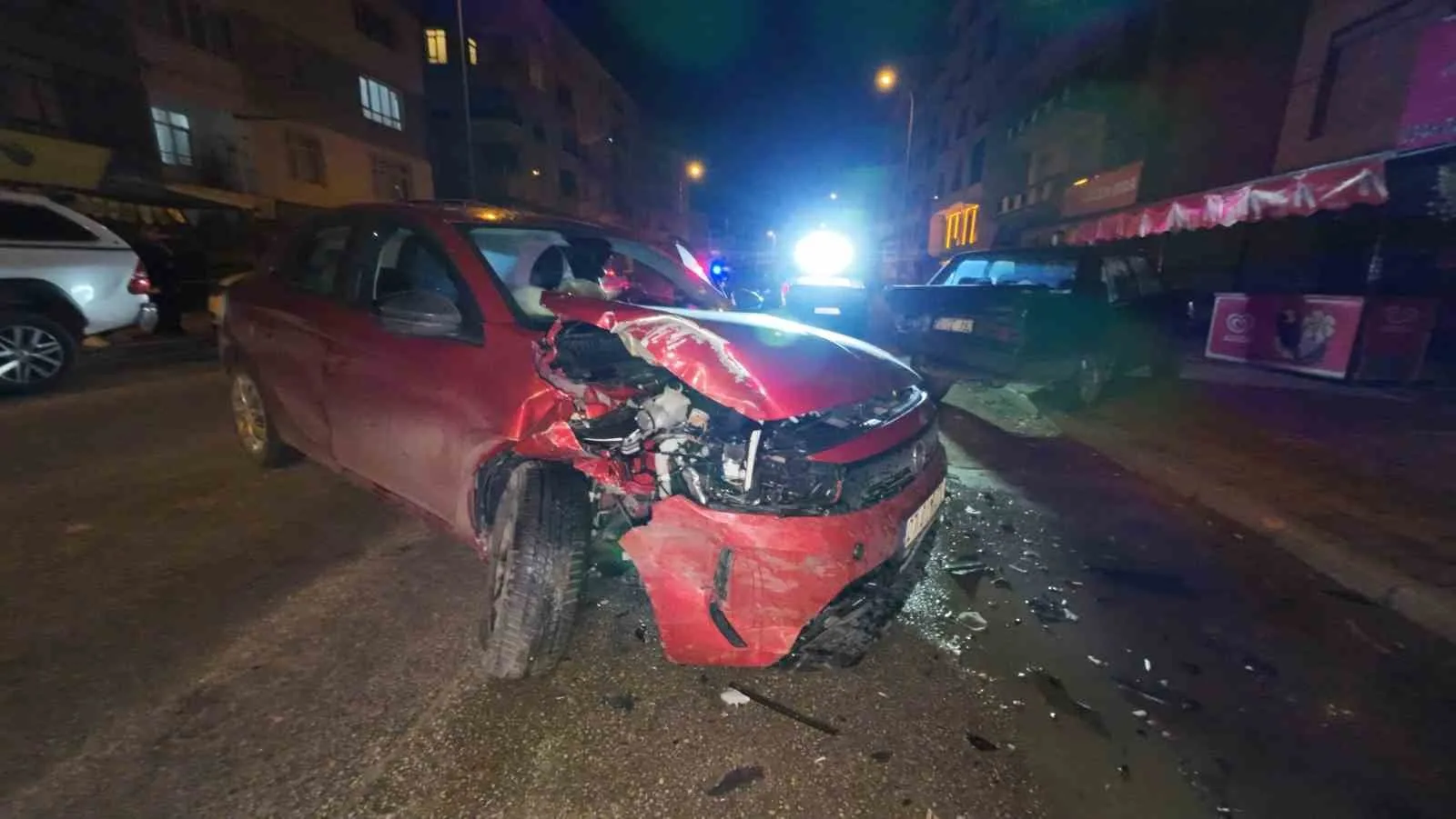 Karaman’da Park Halindeki Araca Çarpan Otomobilde Sürücü Yaralandı