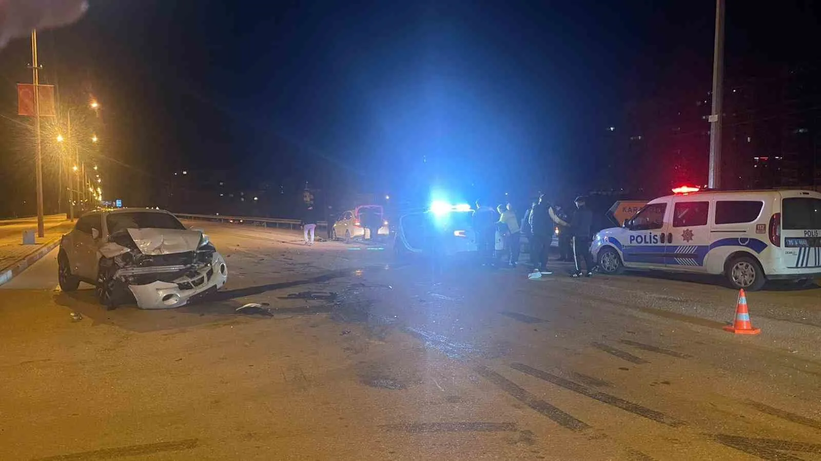 Karaman’da Kavşakta Çarpışan Araçlarda Aynı Aileden 4 Kişi Yaralandı