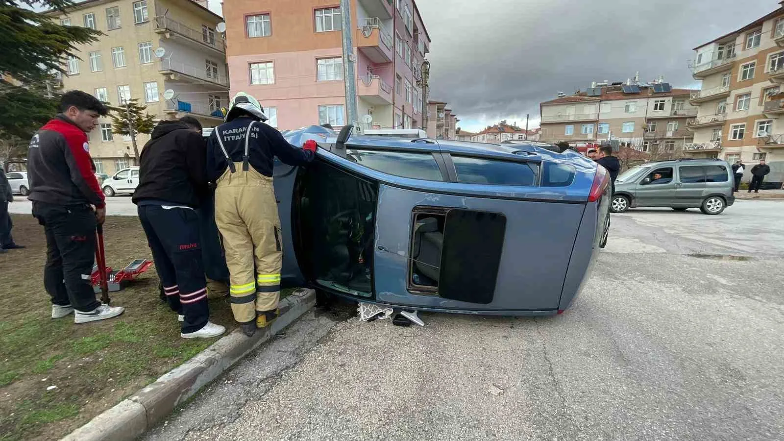 Karaman’da Hafif Ticari Araçla Çarpışan Otomobil Yan Yattı: 2 Yaralı