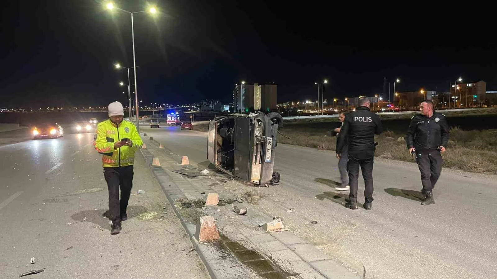 Karaman’da Duba ve Direğe Çarpan Otomobil Yan Yattı: 2 Yaralı