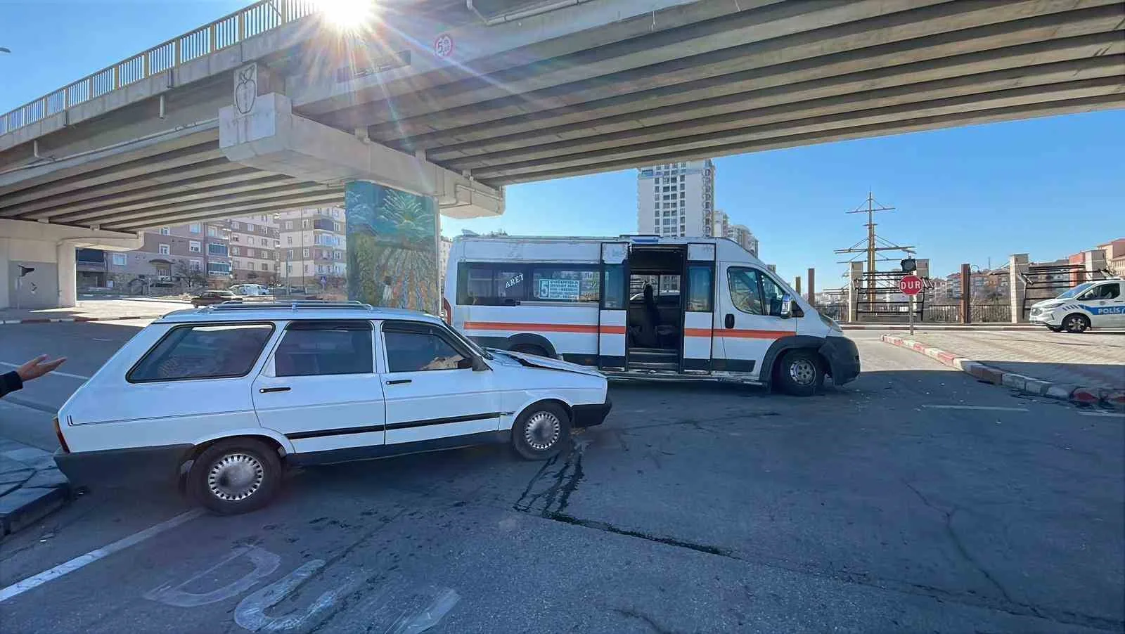 Karaman’da Minibüs ile Otomobil Çarpıştı: 2 Kişi Yaralandı