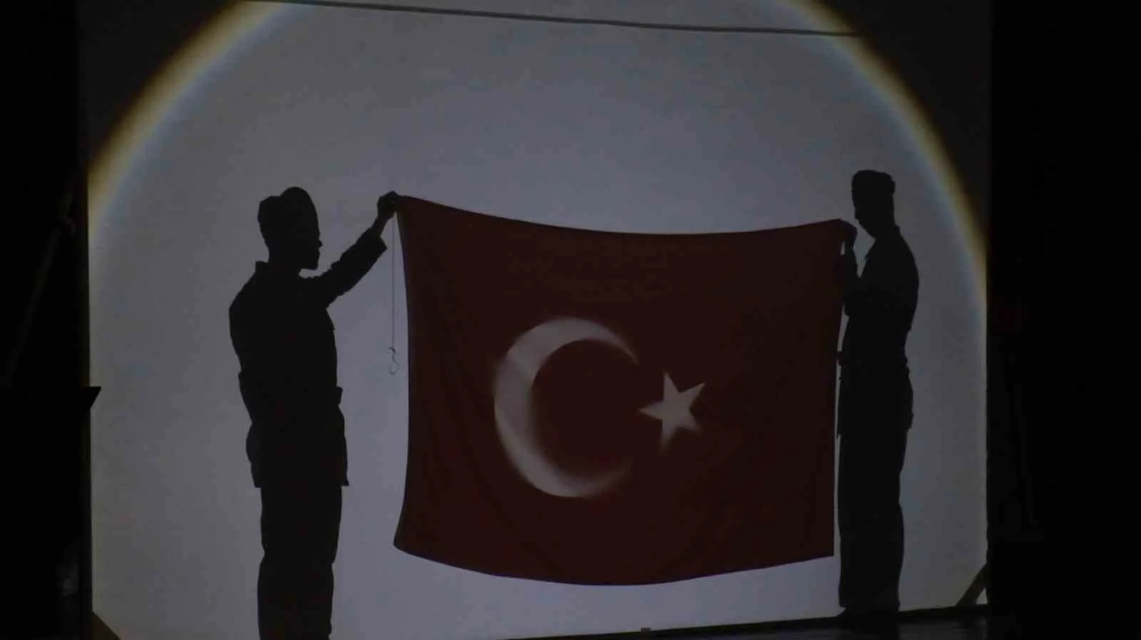 Karaman’da Öğrencilerden Çanakkale’ye Gölge Tiyatrosu ile Anlamlı Anma