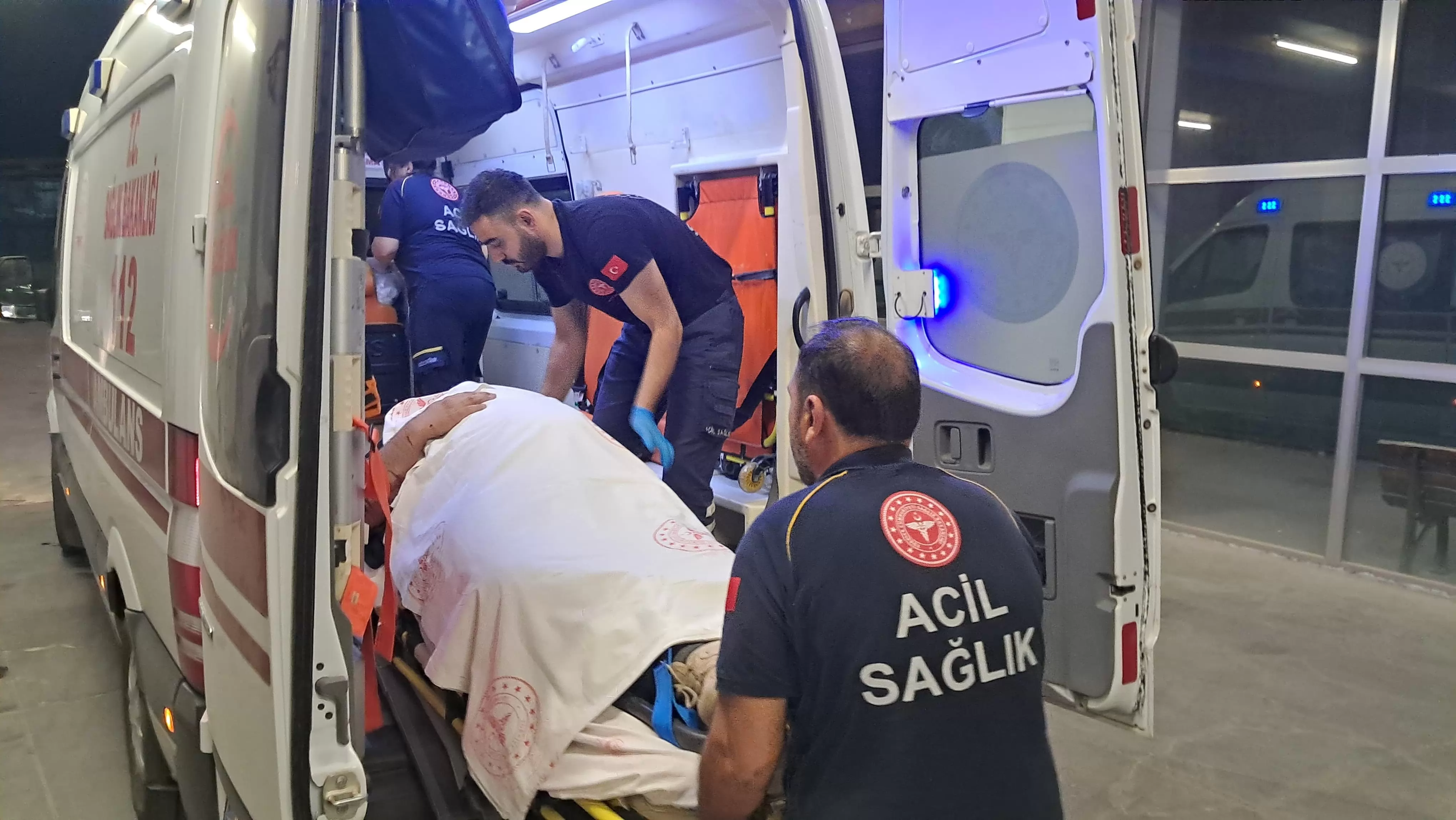 Karaman’da kamyonet park halindeki kamyona çarptı: Sürücü sıkıştı