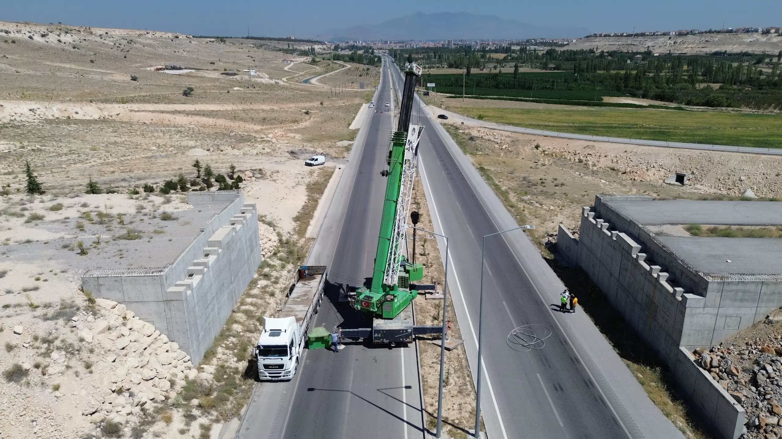 Karaman Yeni Çevre Yolu Köprülü Kavşağına Dev Kirişler Yerleştirildi