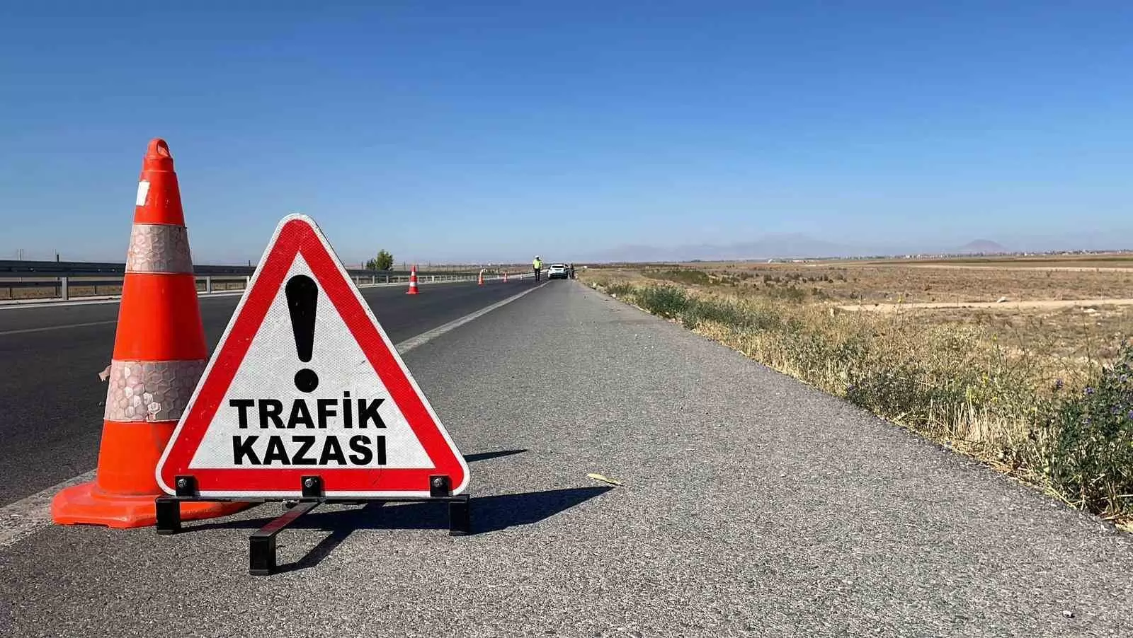 Karaman’da Otomobil Bariyerlere Çarptı: Aile Kazayı Yara Almadan Atlattı