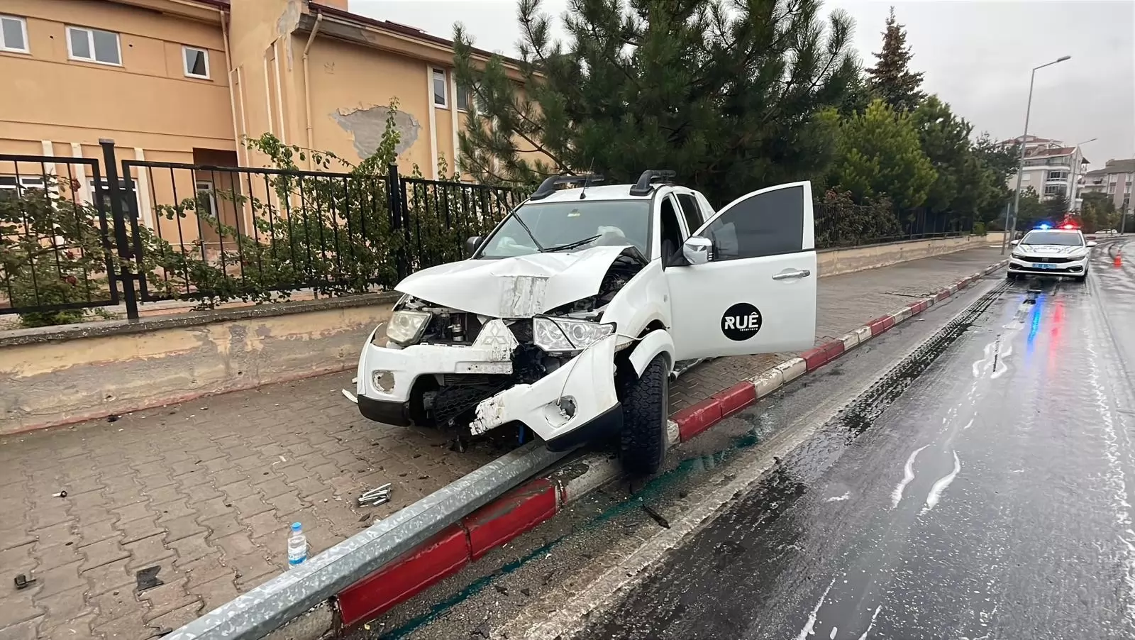 Karaman’da kaygan yolda kontrolden çıkan pikap hastane duvarına çarptı