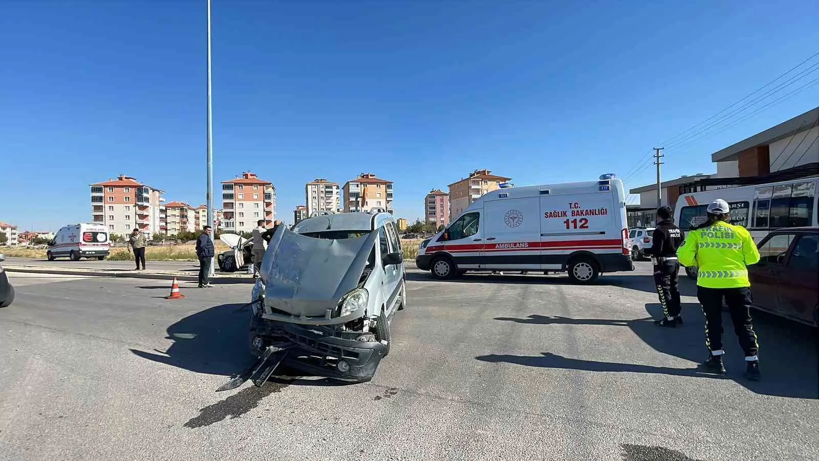 Karaman’da hafif ticari araç ile cip çarpıştı: 3 yaralı