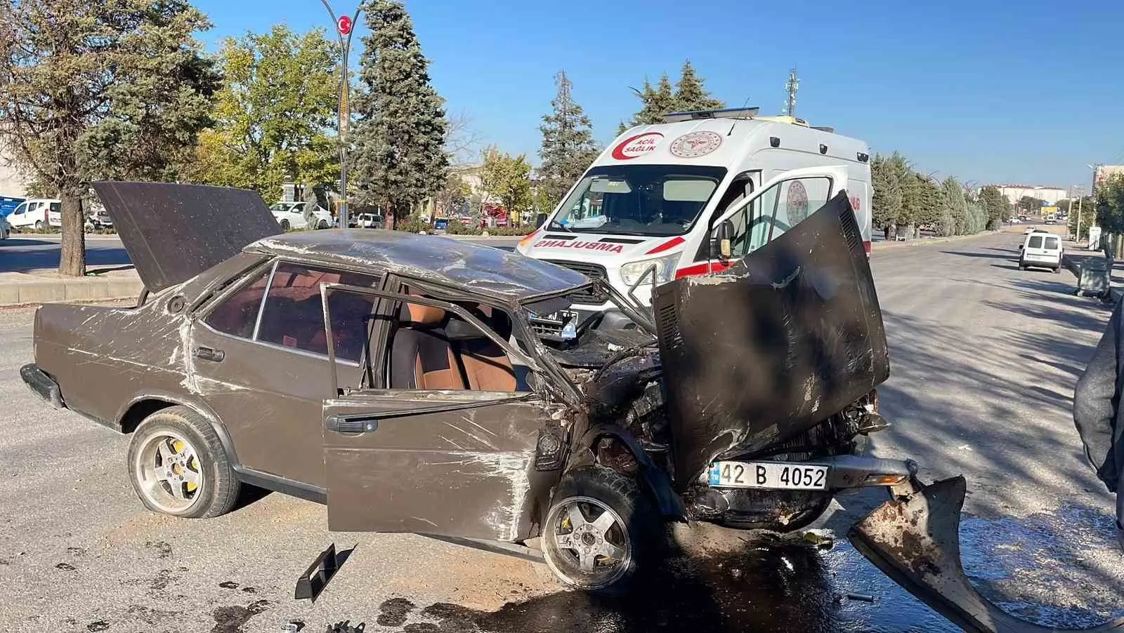 Karaman’da Tofaş refüje çıktı: Ağaç devrildi, araç takla attı