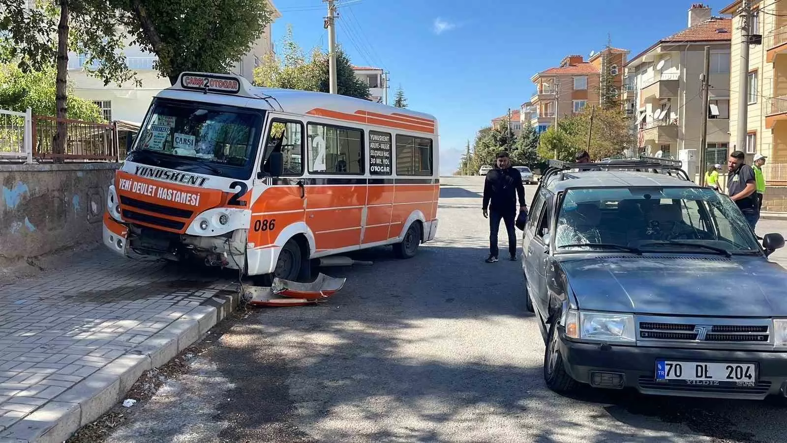 Karaman’da otomobille çarpışan minibüs kaldırıma çıktı: 3 yolcu yaralandı
