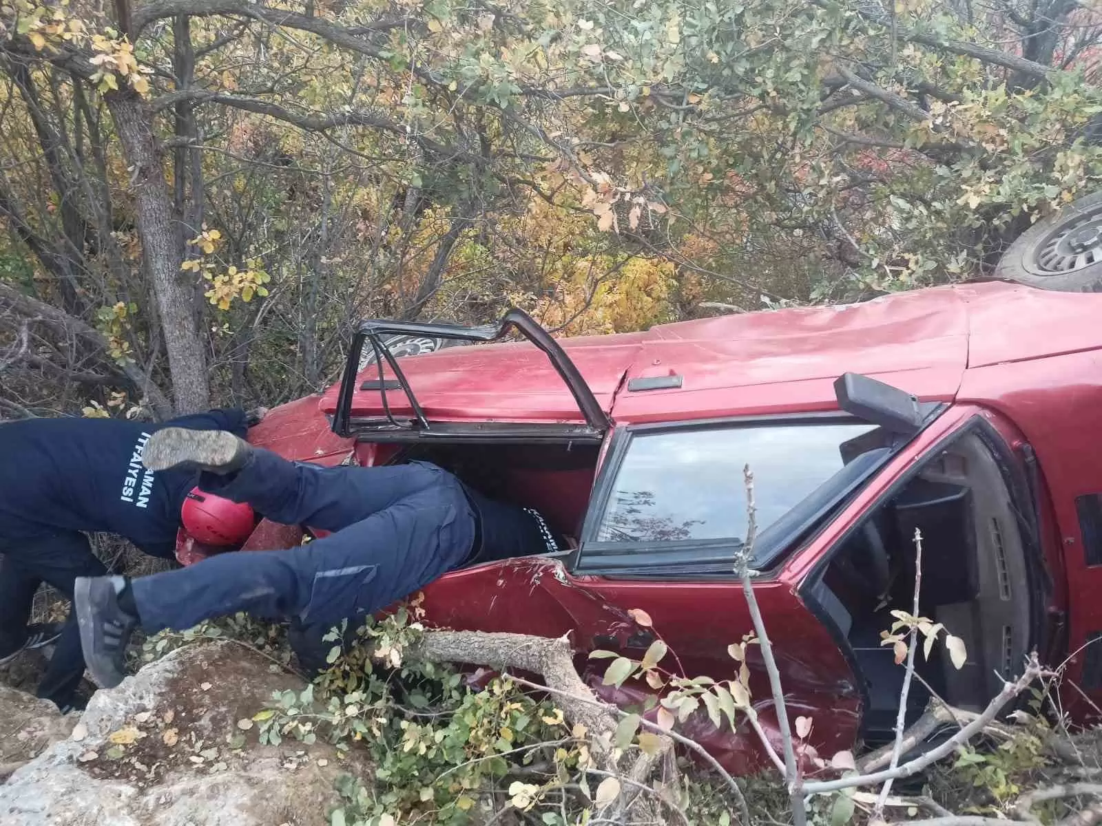 Karaman’da uçuruma yuvarlanan otomobilde 1’i ağır 3 kişi yaralandı