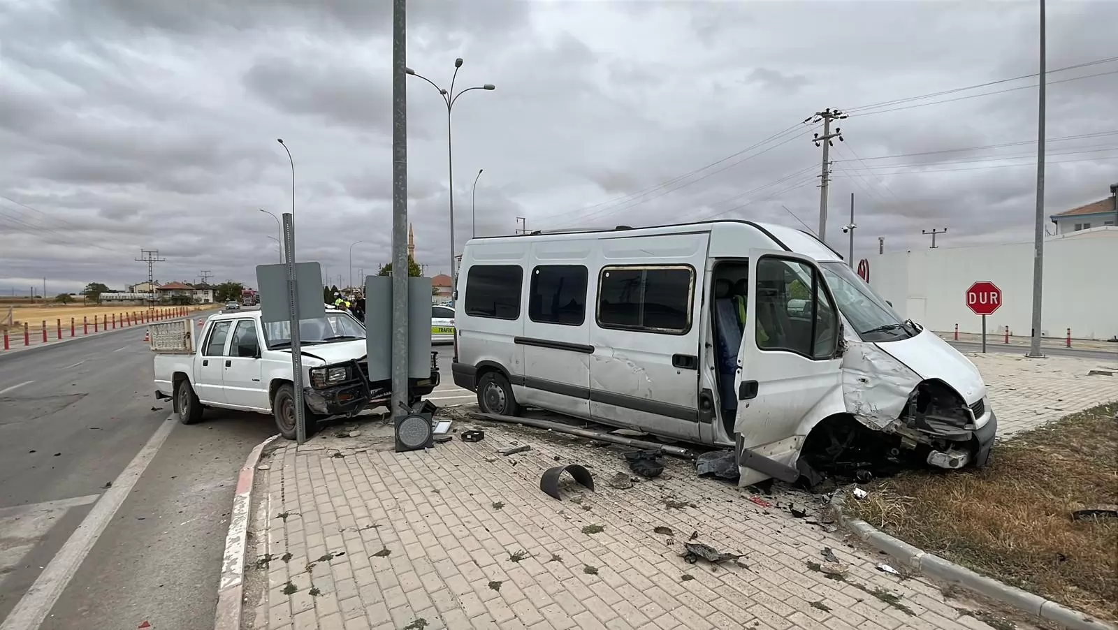 Karaman’da Ekmek Dağıtım Minibüsü ile Kamyonet Çarpıştı: 1 Yaralı