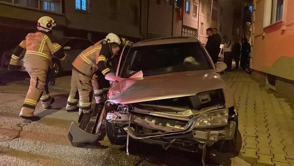 Karaman’da Park Halindeki Araca Çarpan Otomobildeki 3 Çocuk Yaralandı